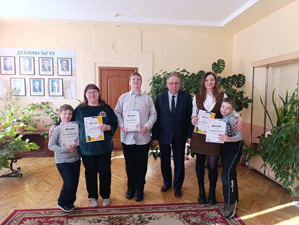 Врио ректора с семьями-участниками конкурса.jpg Врио ректора с семьями-участниками конкурса.jpg